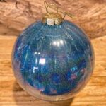 Χριστουγεννιάτικη Μπάλα Γυάλινη Μπλε Ιριδίζουσα Κάθετες Ρίγες Γκλίτερ 12εκ