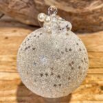 Χριστουγεννιάτικη Μπάλα Γυάλινη Λευκή Παγωμένη Ασημένια Αστεράκια Πέρλες Χάντρες 8εκ