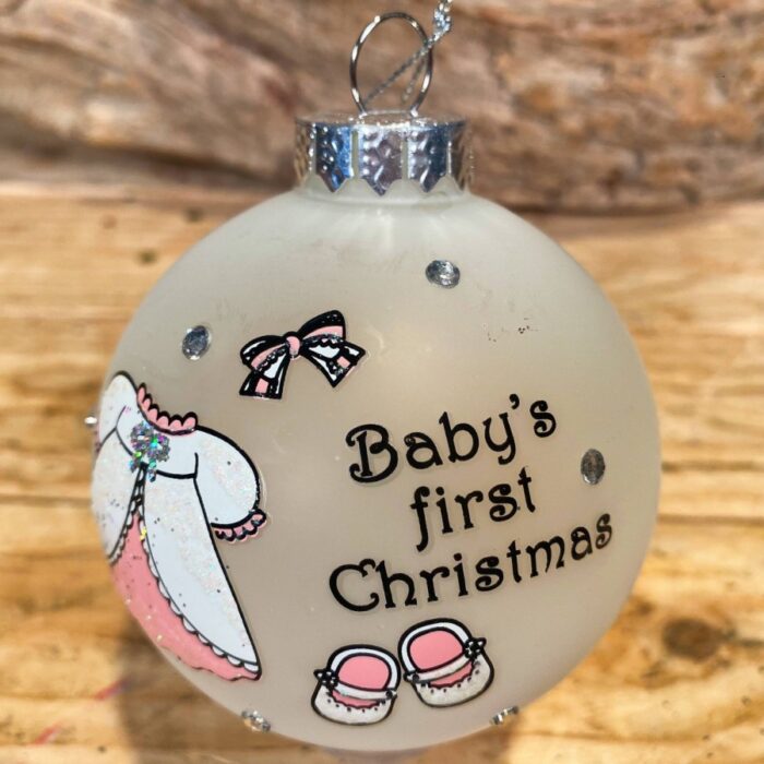 Χριστουγεννιάτικη Μπάλα Γυάλινη Λευκή Ροζ Ρουχαλάκια "Baby's First Christmas" 8εκ