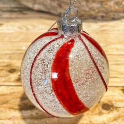Χριστουγεννιάτικη Γυάλινη Μπάλα Λευκή Παγωμένο Κόκκινο Σπειροειδές Σχέδιο Γκλίτερ 8εκ