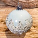 Χριστουγεννιάτικη Γυάλινη Μπάλα Λευκό Παγωμένο Σχέδιο Πέρλες Πούλιες Γραμμή Στρας 8εκ