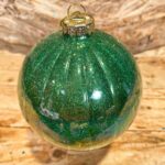 Χριστουγεννιάτικη Γυάλινη Μπάλα Πράσινη Κάθετες Ρίγες Γκλίτερ 10εκ