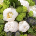 Μπουκέτο Λουλουδιών Λευκές Παιώνιες Πράσινα Χρυσάνθεμα & Safari