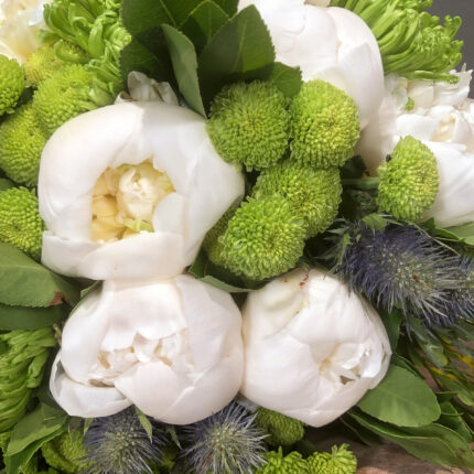Μπουκέτο Λουλουδιών Λευκές Παιώνιες Πράσινα Χρυσάνθεμα & Safari