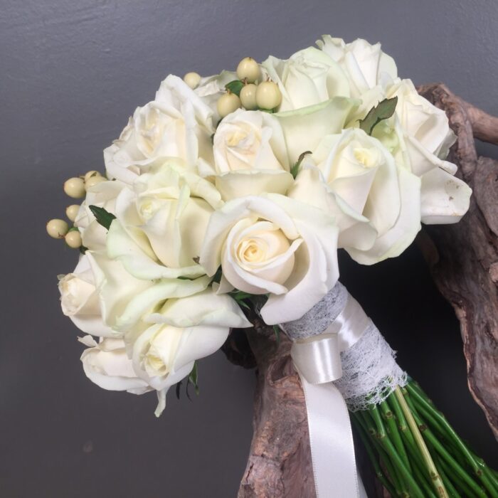 Νυφική Ανθοδέσμη Γάμου Υπέρικουμ Τριαντάφυλλα Λευκά