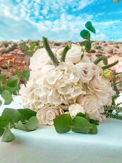 Ανθοδέσμη Γάμου Βερόνικες Ορτανσίες Τριαντάφυλλα Λυσίανθο