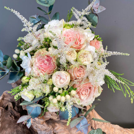 Νυφική Ανθοδέσμη Γάμου Λευκό Αστίλμπ Τριαντάφυλλα Υπέρικουμ Φρέζια