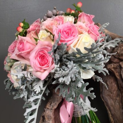 Νυφική Ανθοδέσμη Γάμου Brunia Υπέρικουμ Τριαντάφυλλα Dusty Miller