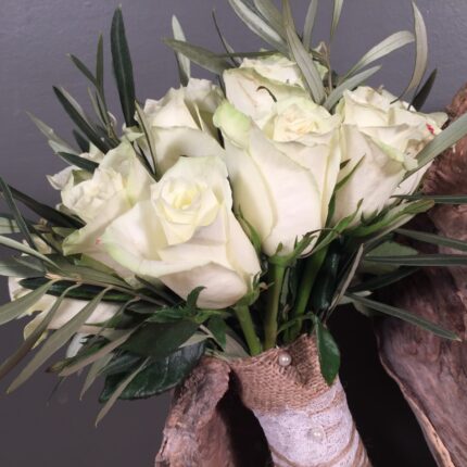 Νυφική Ανθοδέσμη Γάμου Ελιά Λευκά Τριαντάφυλλα