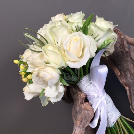 Νυφική Ανθοδέσμη Γάμου Φύλλα Ελιάς Λευκά Τριαντάφυλλα Υπέρικουμ