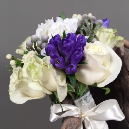Νυφική Ανθοδέσμη Γάμου Ίριδες Μπλε & Λευκά Λουλούδια