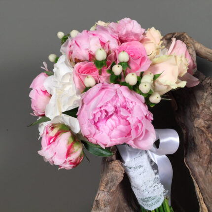 Νυφική Ανθοδέσμη Γάμου Ιβουάρ Υπέρικουμ Ροζ Παιώνιες Τριαντάφυλλα