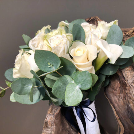 Νυφική Ανθοδέσμη Γάμου Ρομαντική Κάλλες Λευκές Τριαντάφυλλα Ευκάλυπτος