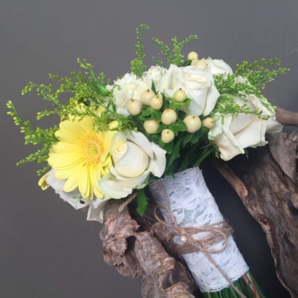 Νυφική Ανθοδέσμη Γάμου Κίτρινες Ζέρμπερες Σολιντάγκο Υπέρικουμ Τριαντάφυλλα