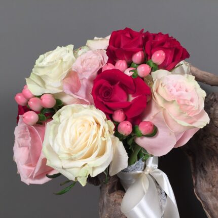 Νυφική Ανθοδέσμη Γάμου Κόκκινα Ροζ Λευκά Τριαντάφυλλα Υπέρικουμ