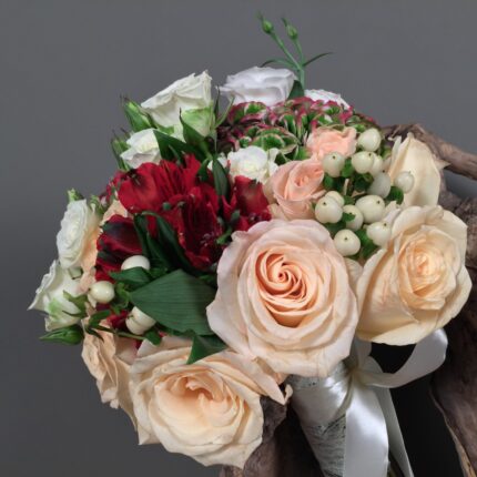 Νυφική Ανθοδέσμη Γάμου Κόκκινες Αλστρομέριες Ορτανσία Τριαντάφυλλα