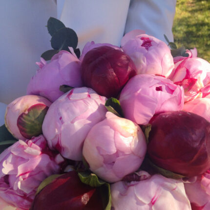 Νυφική Καλοκαιρινή Ανθοδέσμη Γάμου Κόκκινες & Ροζ Παιώνιες Ευκάλυπτος