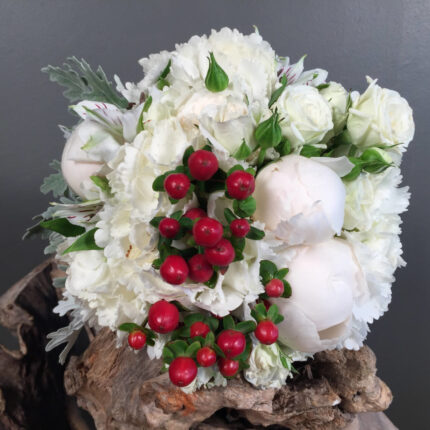 Νυφική Ανθοδέσμη Γάμου Λευκά Λουλούδια Κόκκινο Υπέρικουμ
