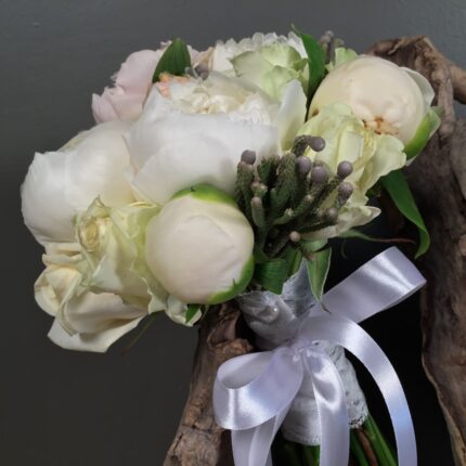Νυφική Ανθοδέσμη Γάμου Λευκές Ροζ Παιώνιες Silver Brunia