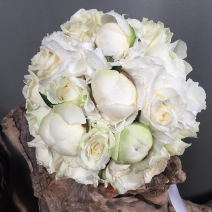 Νυφική Ανθοδέσμη Γάμου Λευκή Ορτανσία Παιώνιες Τριαντάφυλλα