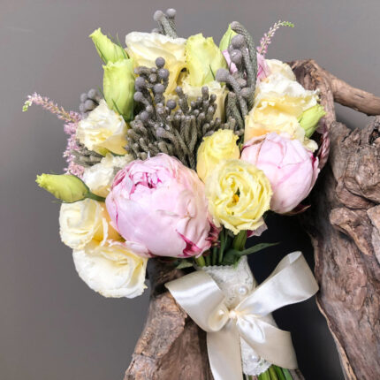 Νυφική Ανθοδέσμη Γάμου Παιώνιες Αστίλμπ Τριαντάφυλλα Silver Brunia