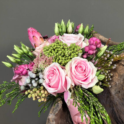 Νυφική Ανθοδέσμη Γάμου Πρωτέα Safari Τριαντάφυλλα Συμφορίκαρπο Λυσίανθο