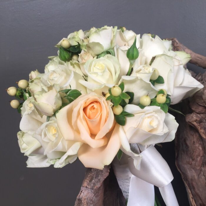 Νυφική Ανθοδέσμη Γάμου Σομόν Λευκά Τριαντάφυλλα Υπέρικουμ