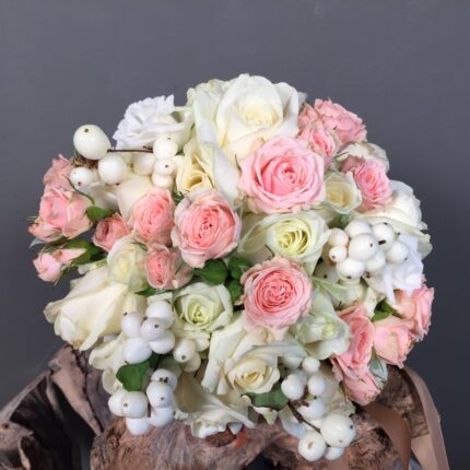 Νυφική Ανθοδέσμη Γάμου Συμφορίκαρπος Ροζ Λευκά Τριαντάφυλλα