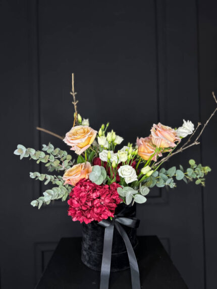 Ανθοδέσμη Με Ορτανσίες Τριαντάφυλλα & Λυσίανθο σε Μαύρο Κουτί