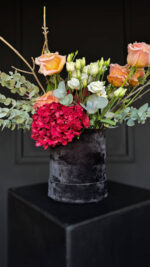 Ανθοδέσμη Με Ορτανσίες Τριαντάφυλλα & Λυσίανθο σε Μαύρο Κουτί
