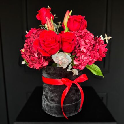 Μπουκέτο Κόκκινα Λουλούδια Σε Μαύρο Βελούδινο Κουτί Μεγάλο