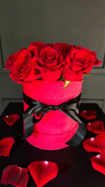 Μπουκέτο Κόκκινα Τριαντάφυλλα Σε Κόκκινο Βελούδινο Κουτί
