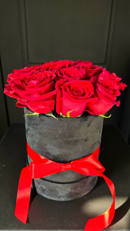 Μπουκέτο Κόκκινα Τριαντάφυλλα Σε Βελούδινο Κουτί Μαύρο