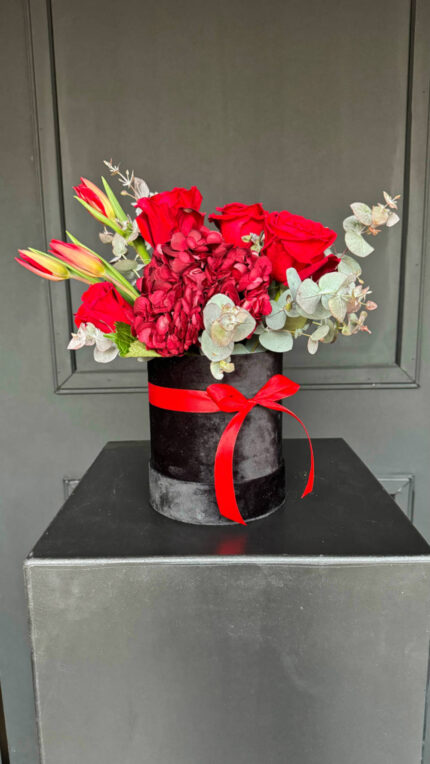 Μπουκέτο Με Κόκκινα Λουλούδια Σε Μαύρο Βελούδινο Κουτί Μικρό