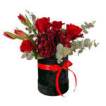 Μπουκέτο Με Κόκκινα Λουλούδια Σε Μαύρο Βελούδινο Κουτί