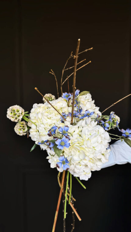 Μπουκέτο Με Ορτανσία Λευκή Σκαμπιόζα & Μπλε Λουλούδια Τεχνητά