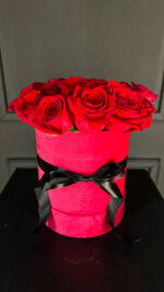 Μπουκέτο Τριαντάφυλλα Κόκκινα Σε Βελούδινο Κουτί Κόκκινο