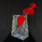 Κόκκινα Τριαντάφυλλα Σε Διάφανη Τσάντα Με Καρδιά