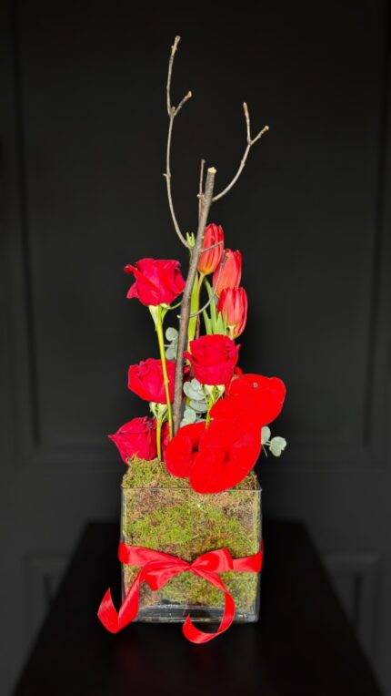 Κόκκινα Τριαντάφυλλα Τουλίπες & Ευκάλυπτος Σε Βάζο Με Αρκουδάκι