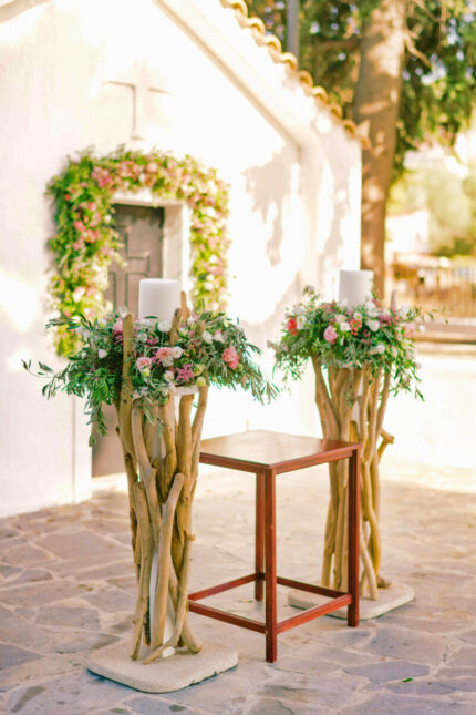 Λαμπάδες Γάμου σε Βάση από Θαλασσόξυλα με Ανοιξιάτικα Λουλούδια
