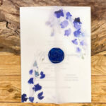 Προσκλητήριο Γάμου Μπλε Φλοράλ Σχέδιο Φάκελος Ριζόχαρτο