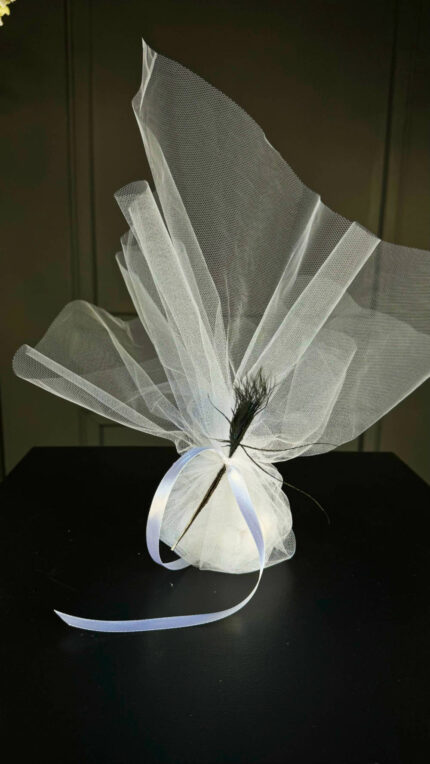 Μπομπονιέρα Γάμου Από Τούλι Λευκό Με Φτερό Παγωνιού