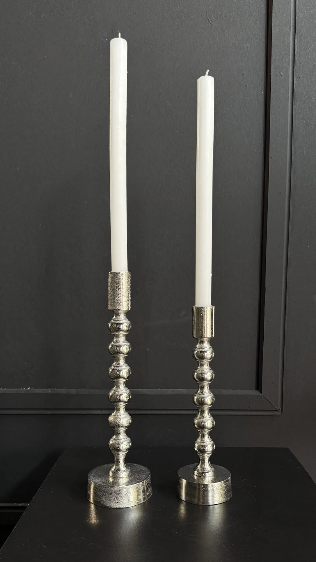 set-kiropigia-trapezarias-metallika-asimi-me-sfaires-megala Σετ Κηροπήγια Τραπεζαρίας Μεταλλικά Ασημί Με Σφαίρες 27εκ & 31εκ