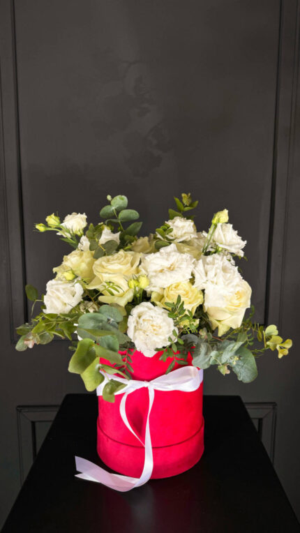 Ανθοδέσμη Λευκή Με Τριαντάφυλλα Λυσίανθο & Ευκάλυπτο Σε Κουτί