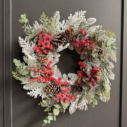 Στεφάνι Χριστουγεννιάτικο Χιονισμένο 60εκ Με Έλατο, Κουκουνάρι, & Γκι