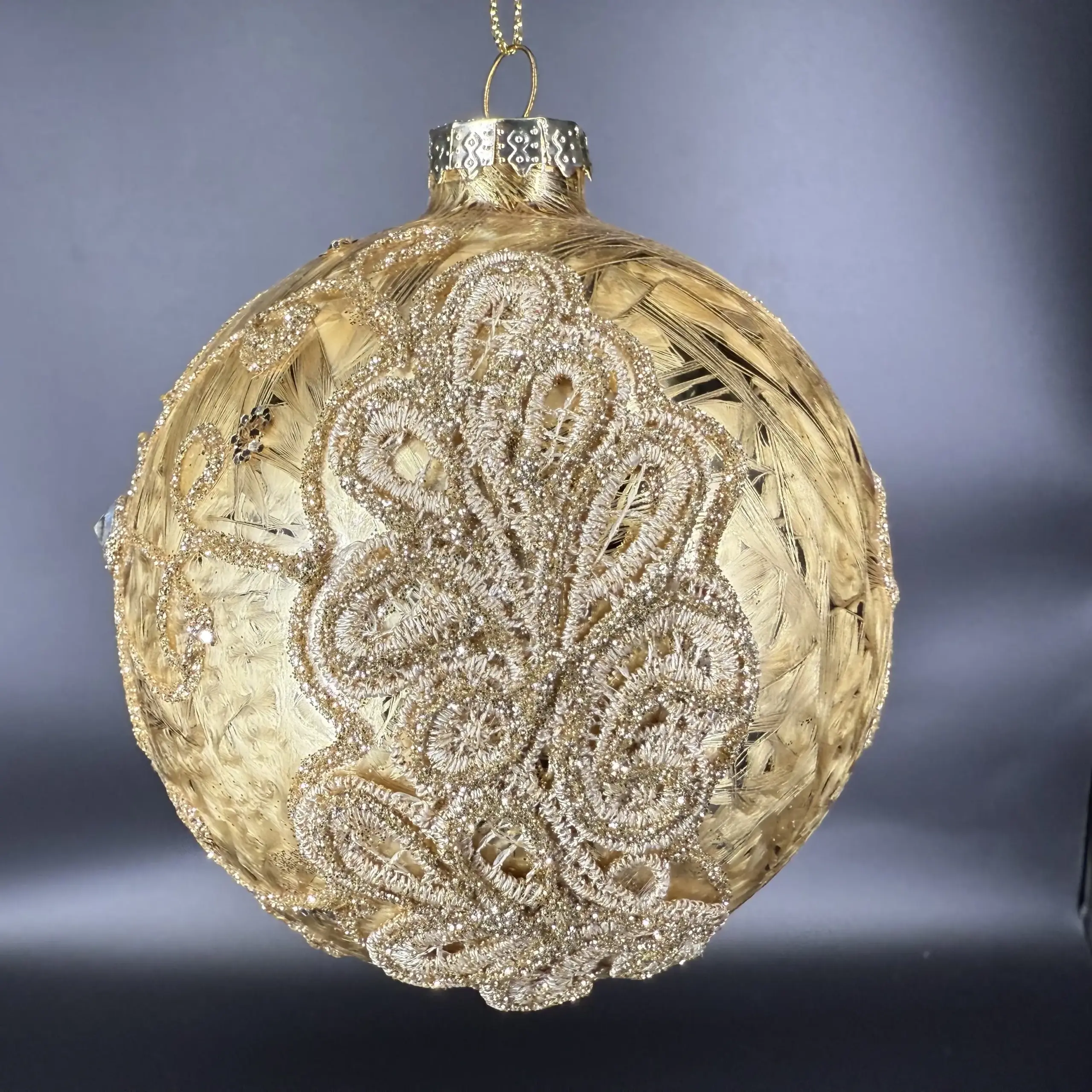 christougenniatiki-bala-gyalini-chrysi-fylla-stras Χριστουγεννιάτικη Μπάλα Γυάλινη Χρυσή Φύλλα Από Στρας 10εκ - Image 1